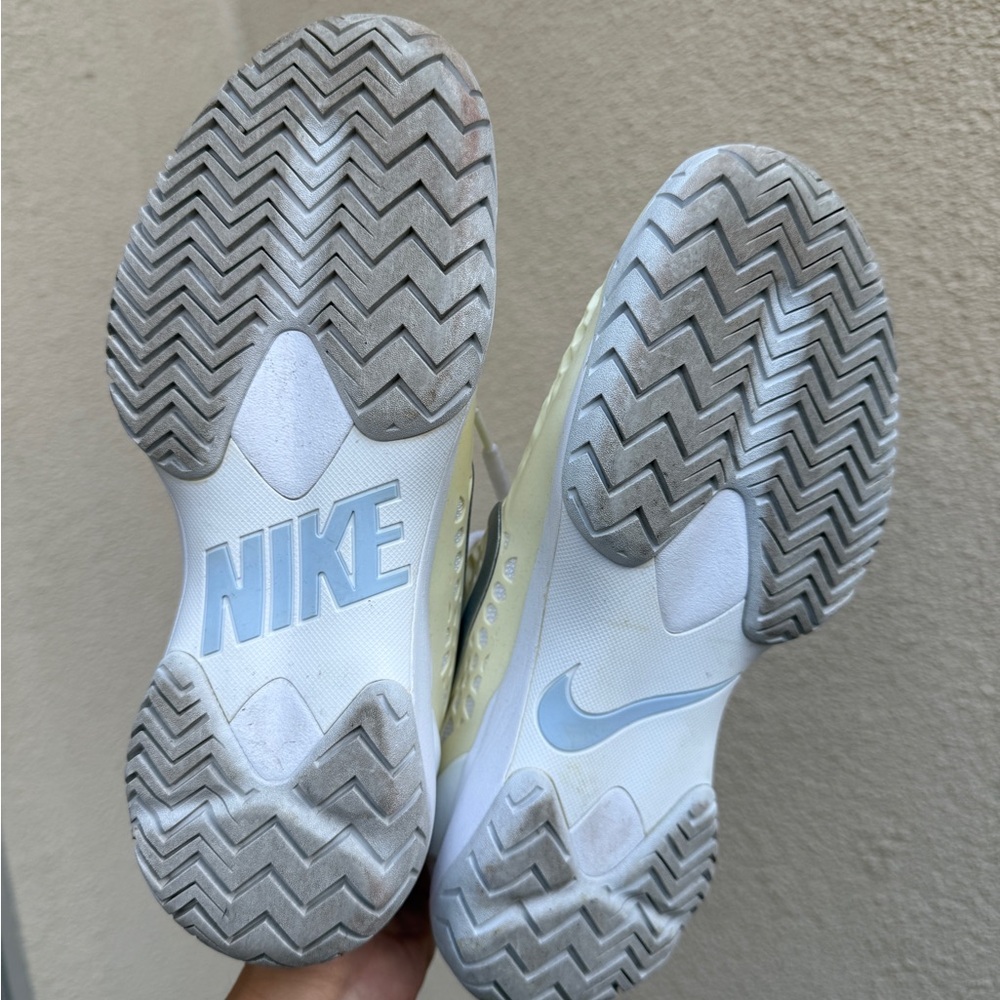Butter yellow Nike Zoom tennis shoes (size 7.5) - Picture 2 of 4